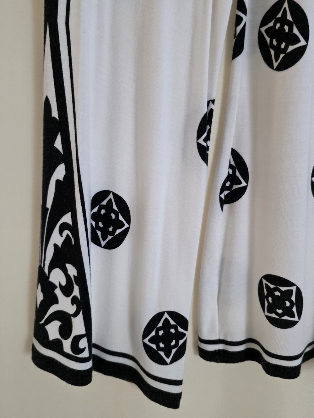 INC International Concepts Black and White Medallion Long Sleeve Top - Picture 3 of 7